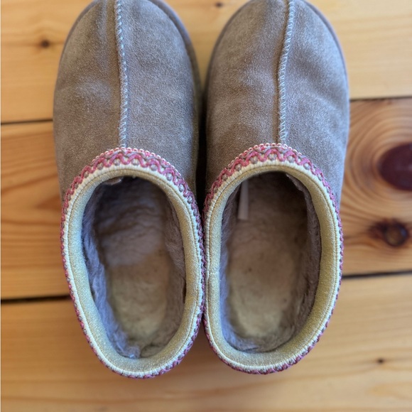 GENTLY USED - UGG Kids Tasman II Slippers - Brown Size 3 - Picture 2 of 8